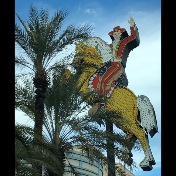 Meet your Posher, Leslie aka @TRENDYTREASURE1!!! - Picture 4 of 8